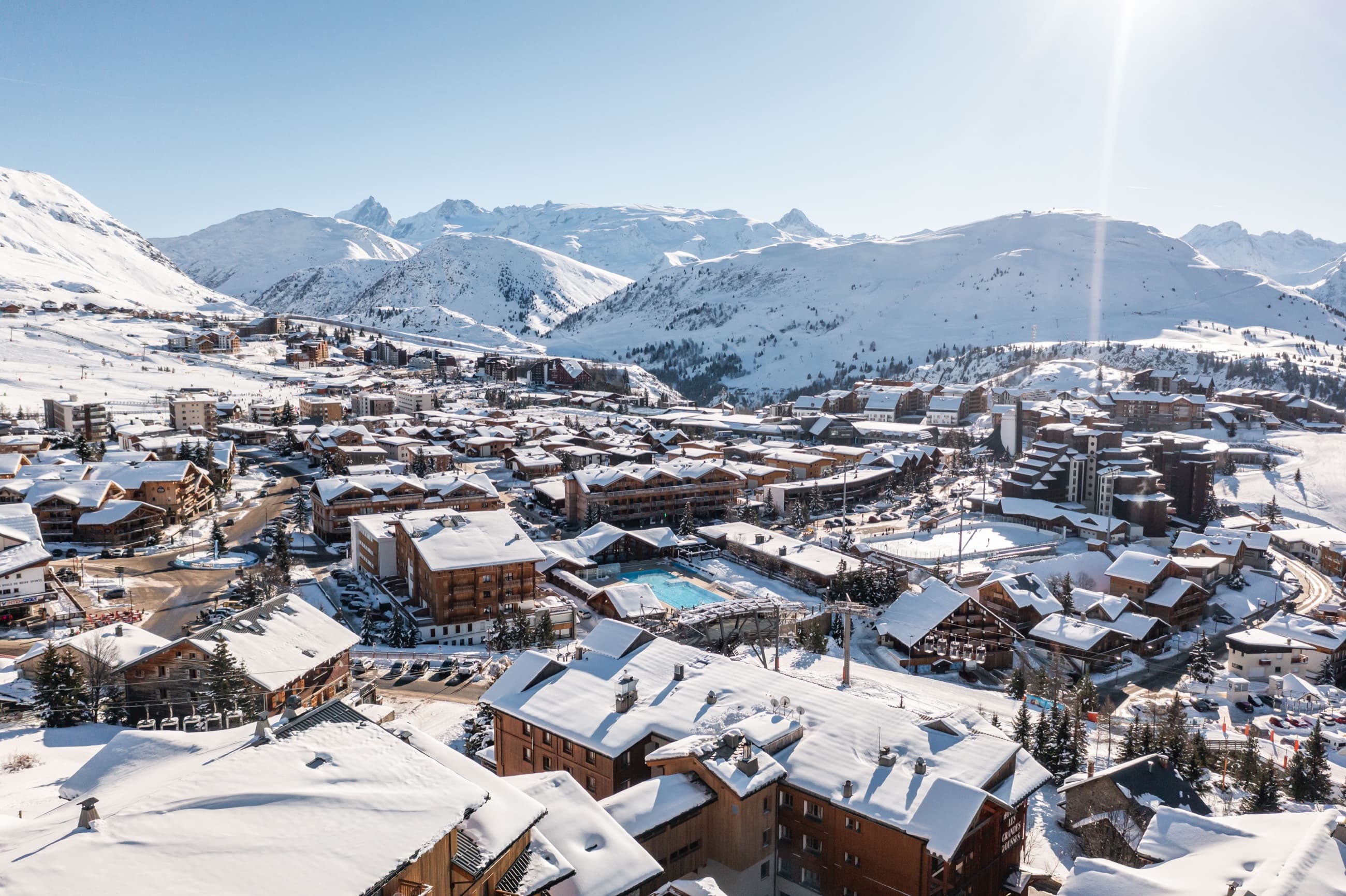 Vue enneigée d’une station et des sommets de l’Oisans